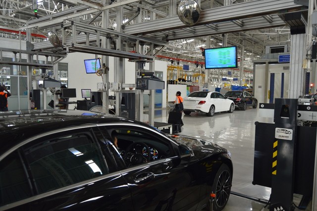 Aktivitas produksi di pabrik Mercedes-Benz Wanaherang, Bogor, Jawa Barat. Foto: Bagas Putra Riyadhana/kumparan