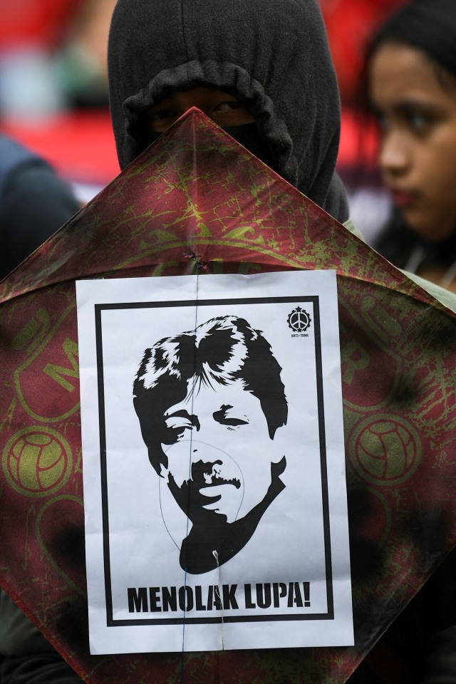 Pengunjuk rasa membawa poster saat mengikuti aksi di depan Istana Merdeka Jakarta, Selasa (10/12). Foto: ANTARA FOTO/Wahyu Putro A