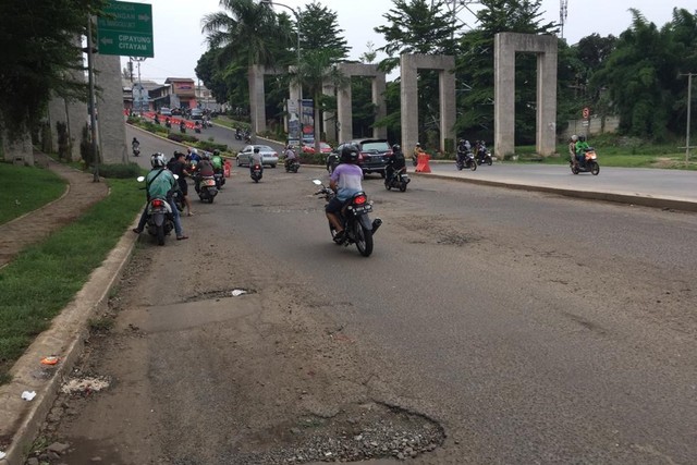 Suasana jalan rusak di kawasan GDC, Depok, Jawa Barat. Foto: Abyan Faisal Putratama/kumparan 