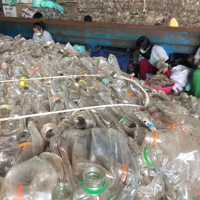 Proses daur ulang sampah botol jadi botol ramah lingkungan di Bandung, Jawa Barat. Foto: Muhammad Darisman/kumparan