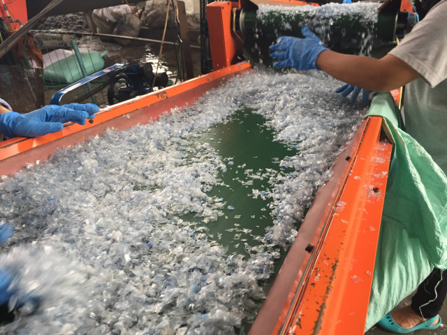 Proses daur ulang sampah botol jadi botol ramah lingkungan di Bandung, Jawa Barat. Foto: Muhammad Darisman/kumparan