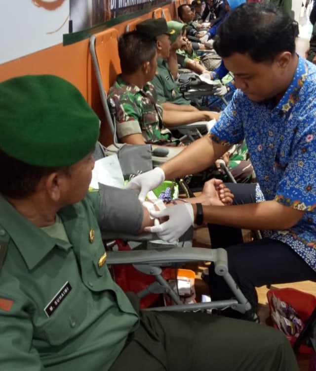 Salah satu personil Korem 045 Gaya ikut mendonorkan darah. (Ist)