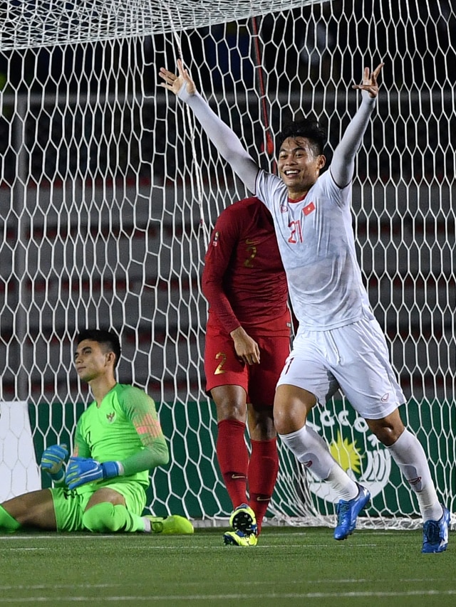 Selebrasi pemain timnas Vietnam usai mencetak gol ke gawang timnas U-23 Indonesia pada SEA Games 2019 di Stadion Rizal Memorial, Filipina. Foto: ANTARA FOTO/Sigid Hermawan 