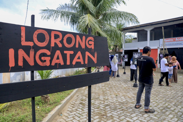 Plang acara 'Lorong Ingatan' bertema 'Khauri Nujoh' di pintu masuk Kantor KontraS Aceh dalam rangka peringatan hari HAM, Selasa (10/12). Foto: Suparta/acehkini