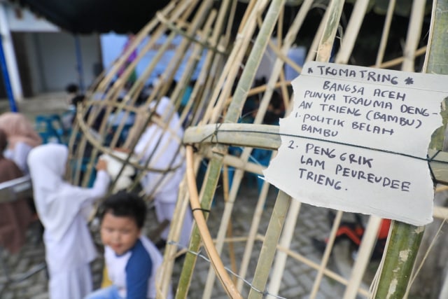 Instalasi seni yang dibuat dari bambu pada acara yang diberi Lorong Ingatan 'Khauri Nujoh'. Foto: Suparta/acehkini