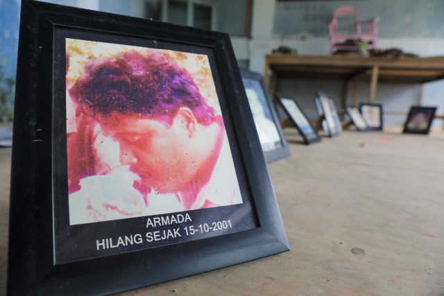 Foto orang yang hilang dipajang di lantai 2 Kantor KontraS Aceh pada acara Lorong Ingatan. Foto: Suparta/acehkini 