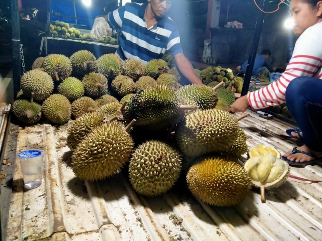 Durian durian ini datang dari Kalbar, dijual mulai dari harga 50 ribu. Foto Pia