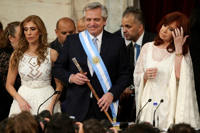 Presiden Argentina Alberto Fernandez memegang simbolis staf kepemimpinan di samping Wakil Presiden baru Cristina Fernandez de Kirchner, setelah ia dilantik. Foto: REUTERS/Agustin Marcarian