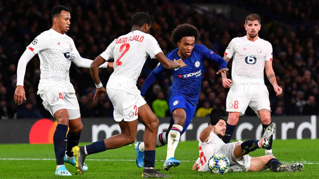 Pemain depan Chelsea, Willian (biru), berjuang melewati beberapa pemain Lille. Foto: Dylan Martinez/Reuters