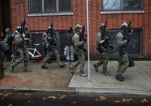Polisi tiba di lokasi penembakan di Jersey City, New Jersey. Foto: KENA BETANCUR / AFP