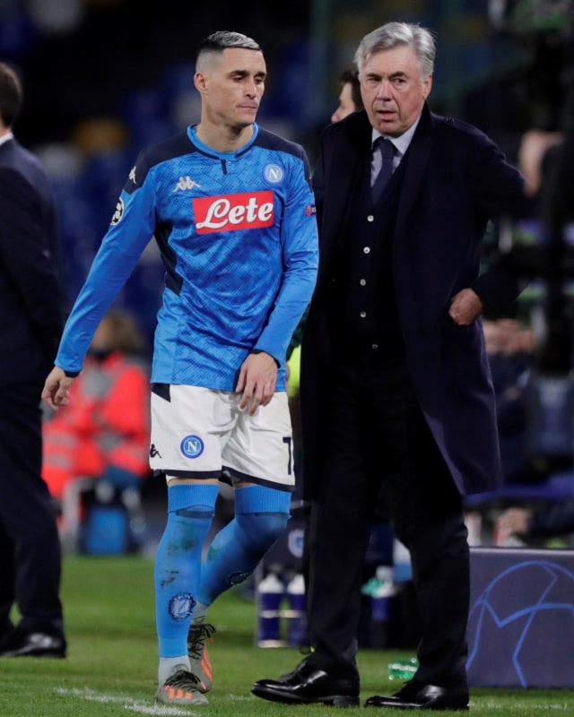 Carlo Ancelotti di laga Napoli vs Genk. Foto: REUTERS/Ciro De Luca
