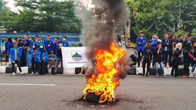 Aksi mahasiswa Bandung menuntut pengusutan kasus HAM (Foto-foto: Assyifa/bandungkiwari)