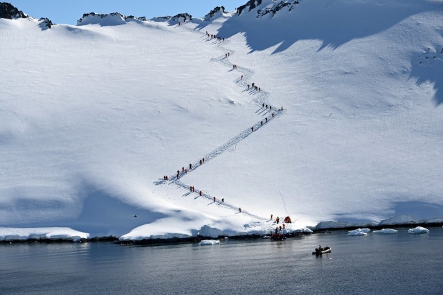 Turis mengunjungi Antartika sebelum saljunya meleleh. Foto: Johan Ordonez