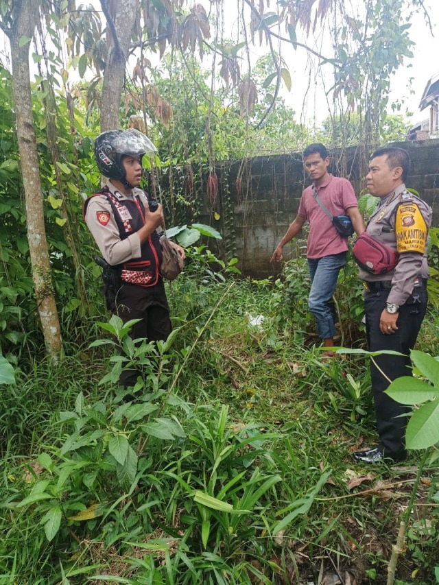 Polisi melakukan olah TKP di sekitar tempat penemuan mayat bayi di Jalan Danau Sentarum Pontianak. Foto: Dok Hi!Pontianak