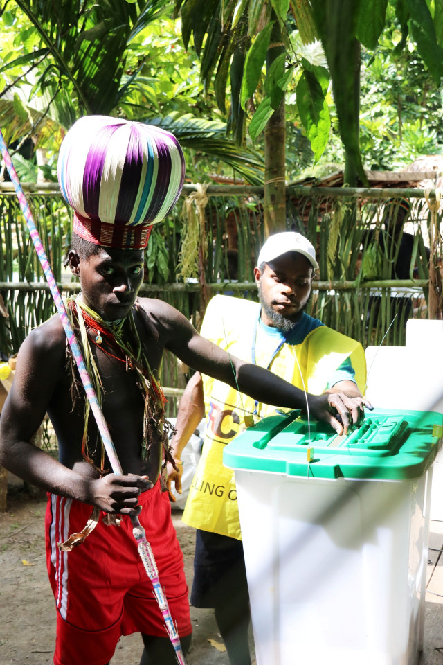 Sejumlah orang mengikuti pemilu dalam referendum kemerdekaan yang tidak mengikat di Komunitas Kunua, Bougainville, Papua Nugini 29 November 2019.  Foto: Jeremy Miller/Bougainville Referendum Commission/Handout via REUTERS