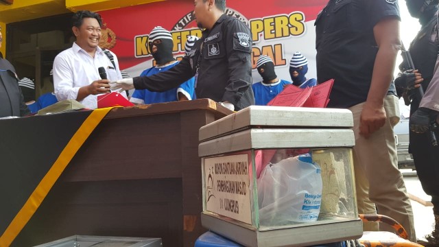 Polisi menunjukkan pencuri kotak amal di Mapolres Tegal. (Foto: Irsyam Faiz)