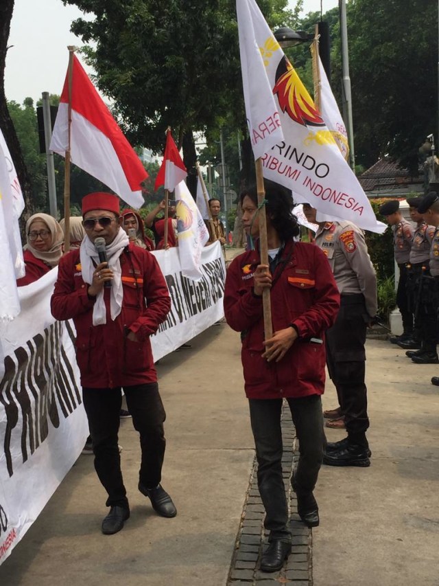 Massa Geprindo menolak acara Djakarta Warehouse Project dengan berdemo di depan Balai Kota DKI Jakarta, Rabu (11/12/2019). Foto: Andesta Herli Wijaya