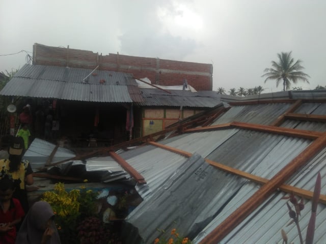 Angin kencang menghancurkan rumah warga Wawonduru, Dompu. Foto: Humas KB Wawonduru