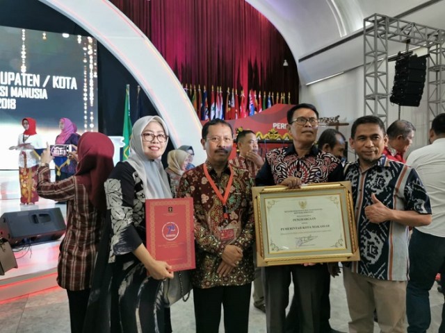 Sekda Kota Makassar Muh Ansar mewakili pemerintah kota Makassar menerima penghargaan Kota Peduli HAM 2019 di, Gedung Merdeka, Bandung, Selasa (10/12).