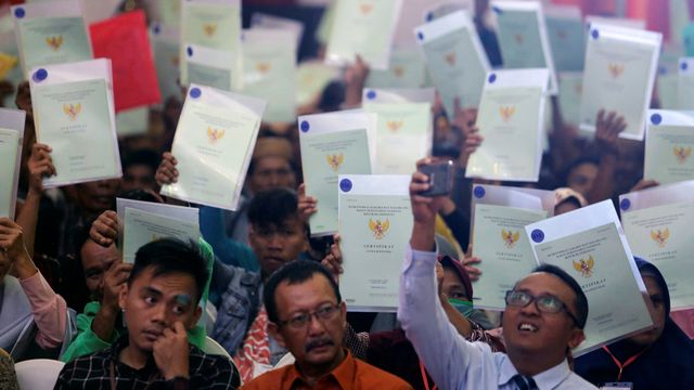 Sejumlah warga menunjukan sertifikat tanah gratis yang dibagikan oleh Kantor Wilayah Badan Pertanahan Nasional (BPN) Provinsi Gorontalo di Kota Gorontalo. Foto: ANTARA FOTO/Adiwinata Solihin