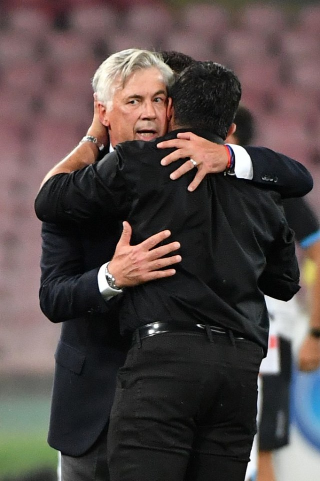 Carlo Ancelotti memeluk Gennaro Gattuso.  Foto: Alberto PIZZOLI / AFP