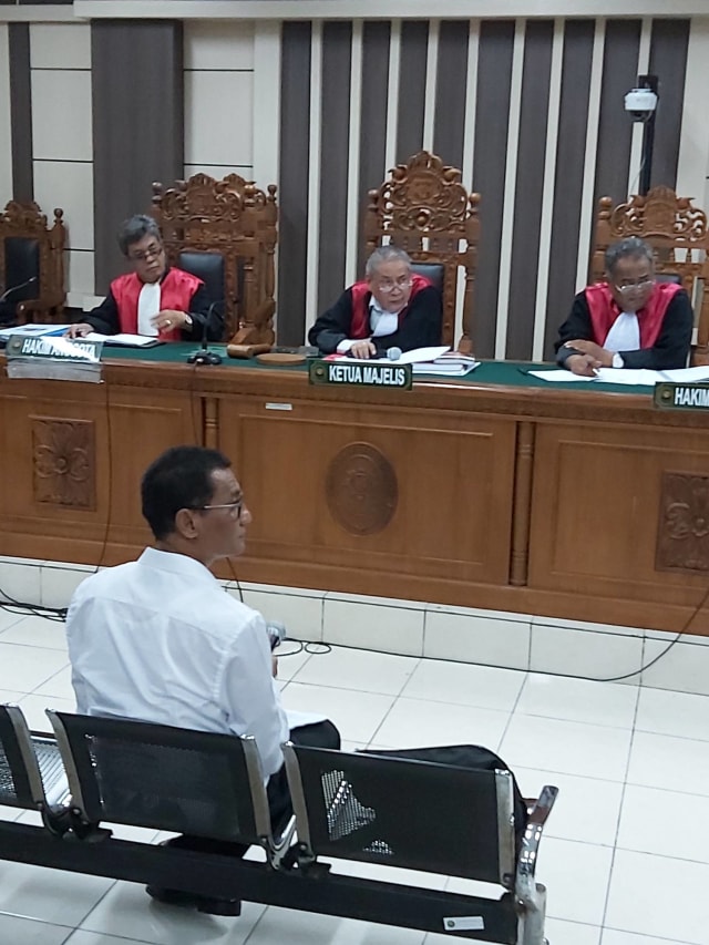 Bupati Kudus nonaktif M Tamzil menjalani sidang perdana di Pengadilan Tipikor Semarang, Rabu (11/12). Foto: Afiati Tsalitsati/kumparan
