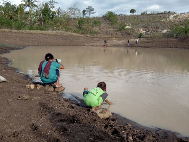 Air embung yang kotor dan bau dimanfaatkan warga Renduwawo untuk kebutuhan rumah tangga. Foto: Arkadius Togo
