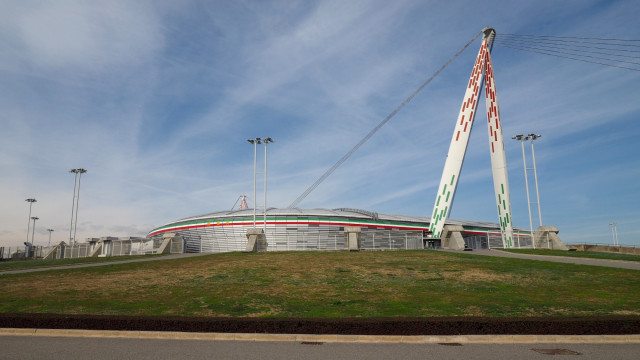 Stadio delle Alpi, tempat dulu Juventus dan Torino hidup satu atap. Foto: Shutter Stock