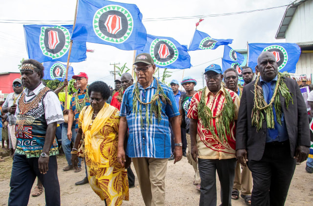 Presiden regional Bougainville John Momis (tengah) tiba di tempat pemungutan suara untuk memberikan suara dalam pemilihan kemerdekaan bersejarah di Buka. Foto: NESS KERTON / AFP