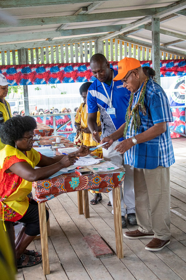 Presiden regional Bougainville John Momis (kanan) bersiap untuk memberikan suara dalam pemungutan suara bersejarah kemerdekaan di Buka, Sabtu (23/11). Foto: NESS KERTON / AFP