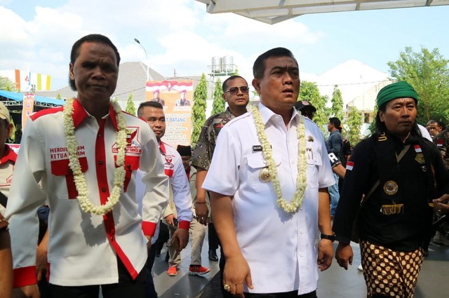 Wali Kota Cirebon, Nasrudin Azis (tengah) dan Ketua Umum GRIB, Hercules Rozario Marshall (kiri). (Juan)