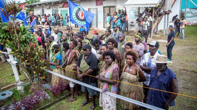 Penduduk Bougainville berkumpul di tempat pemungutan suara dalam pemungutan suara bersejarah di Buka, Sabtu (23/11). Foto: NESS KERTON / AFP