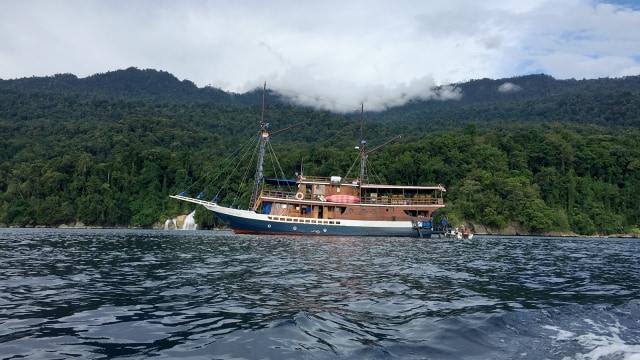 Kapal Pinisi Kurabesi Explorer. Foto: Agaton Kenshanahan