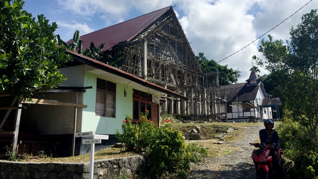 Pembangunan Gereja di Kampung Air Besar, Fakfak. Foto: Agaton Kenshanahan