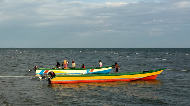 Perahu warga untuk mencari teripang setelah Buka Sasi di Kampung Kambala. Foto: Agaton Kenshanahan