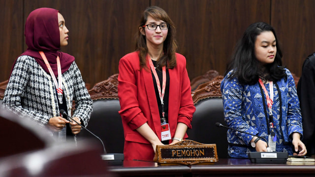 Pemohon gugatan nomor perkara 58/PUU-XVII/2019 Tsamara Armany (tengah) mengikuti sidang dengan agenda pembacaan amar putusan di Mahkamah Konstitusi, Jakarta. Foto: ANTARA FOTO/Hafidz Mubarak A
