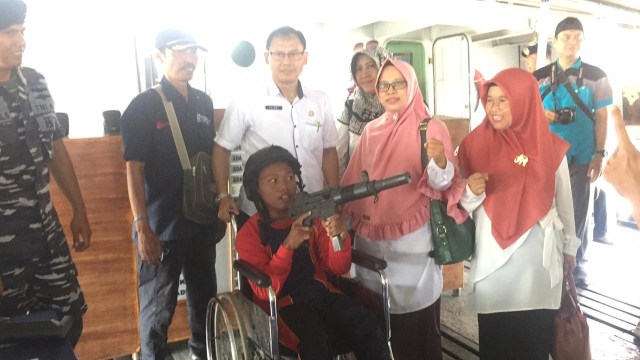 Senangnya Anak-anak Disabilitas Mengunjungi KRI Teluk Cirebon 543