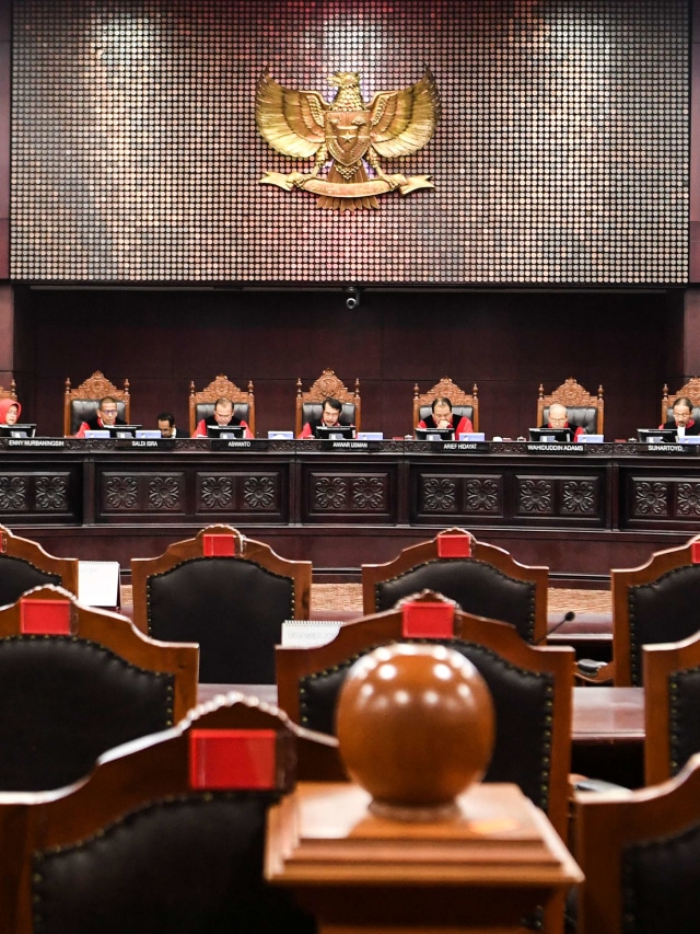Ketua Hakim Mahkamah Konstitusi Anwar Usman (tengah) membacakan amar putusan nomor perkara 56/PUU-XVII/2019 dan 58/PUU-XVII/2019 di Mahkamah Konstitusi. Foto: ANTARA FOTO/Hafidz Mubarak A