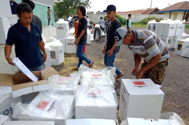 Sejumlah petugas KPU Kabupaten Kuningan melakukan pengosongan kotak suara Pemilu 2019. (Andri Yanto)