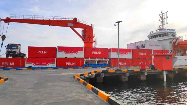Aktivitas bongkar muat kontainer di Pelabuhan Laut Trikora Kota Tidore Kepulauan. Foto: UPP Kelas III Soasio Tidore.