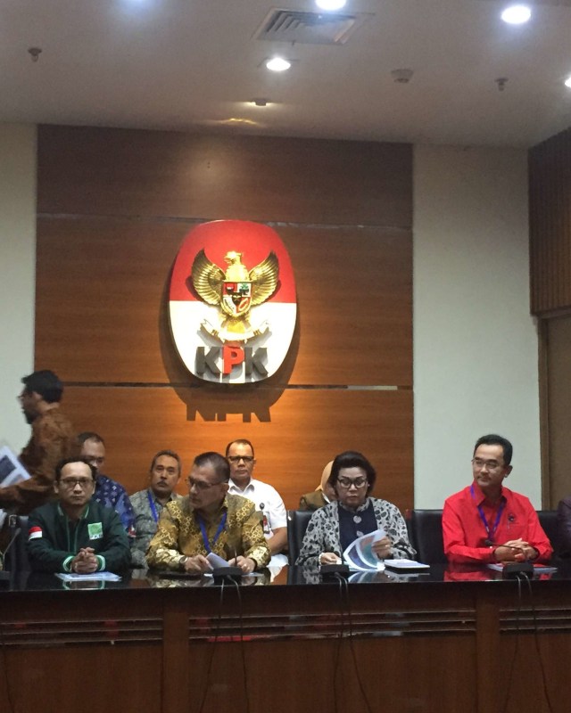 Konferensi pers KPK, LIPI, dan Parpol terkait dengan rekomendasi pendanaan bagi parpol oleh Pemerintah, Rabu (11/12). Foto: Lutfan Darmawan/kumparan