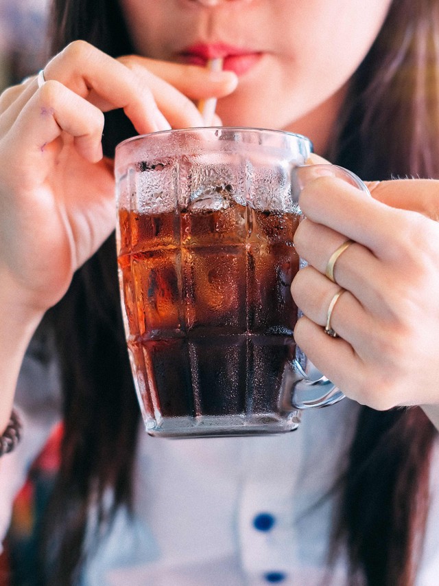 Ilustrasi minum menggunakan sedotan. Foto: Shutter Stock