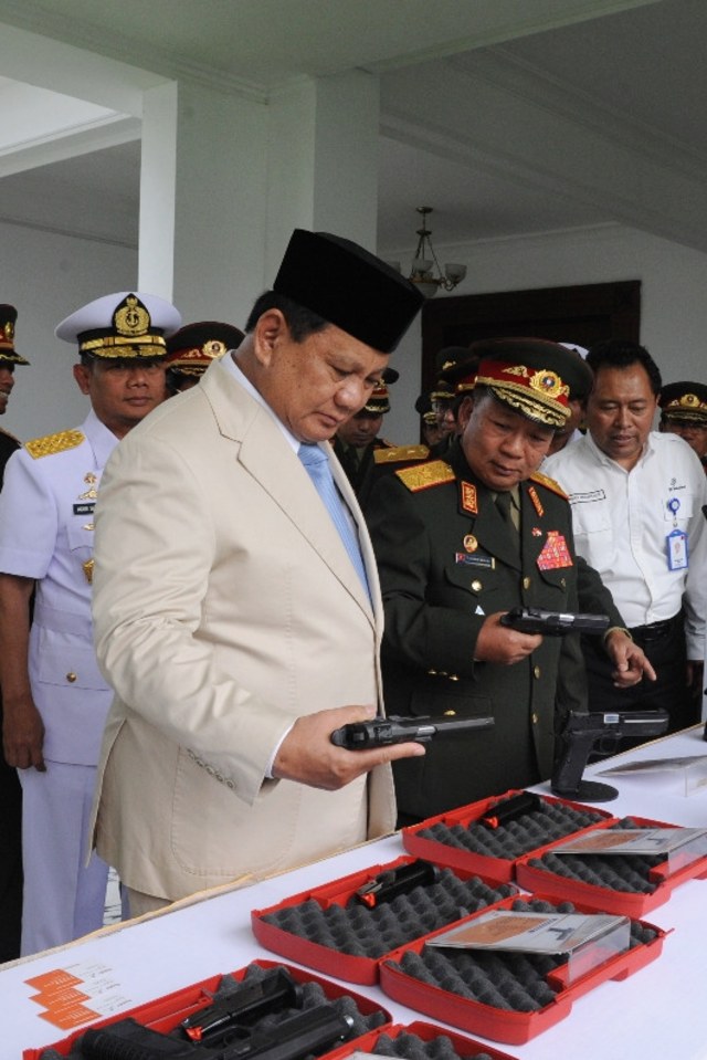 Menhan RI Prabowo Subianto dan Menhan Republik Laos Jenderal Chansamone Chanyalath di Kantor Kemhan, Jakarta, Rabu (11/12). Foto: Dok. Humas Kemhan