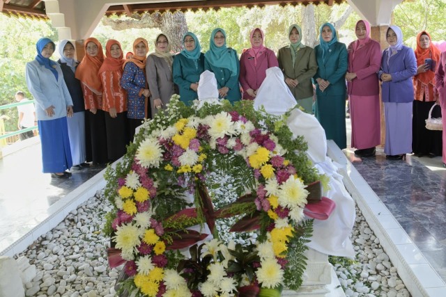 Ziarah ke Makam Laksamana Keumalahayati Warnai Hari Ibu di Aceh (1).jpg