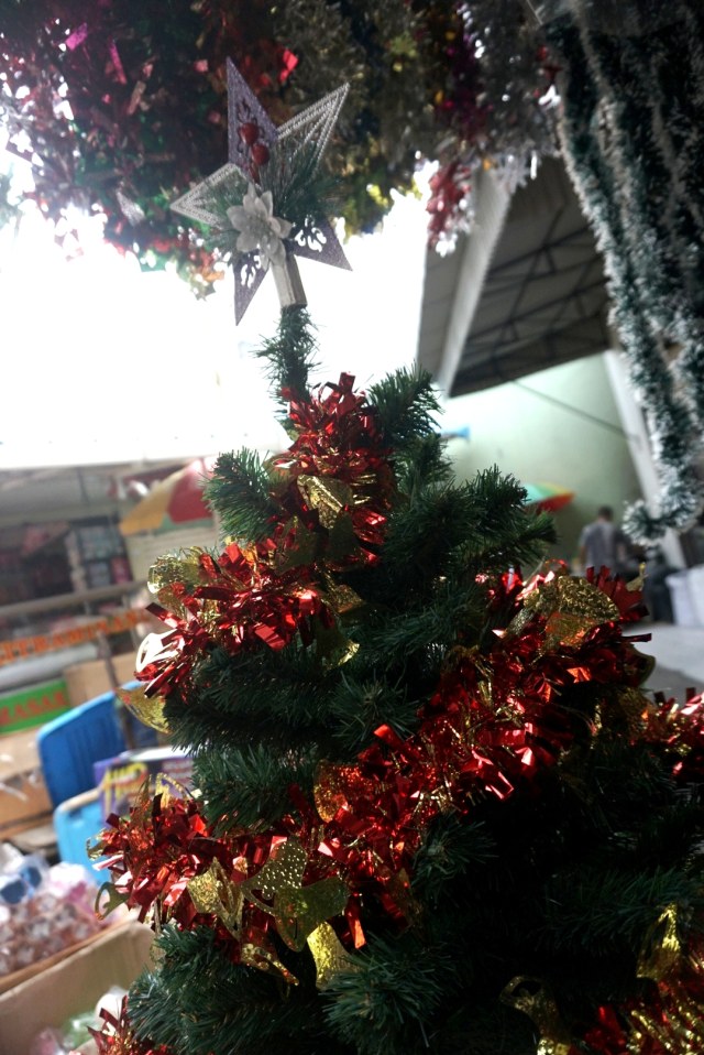 Ornamen Natal yang dijual di Pasar Asemka, Tambora, Jakarta Barat. Foto: Iqbal Firdaus/kumparan