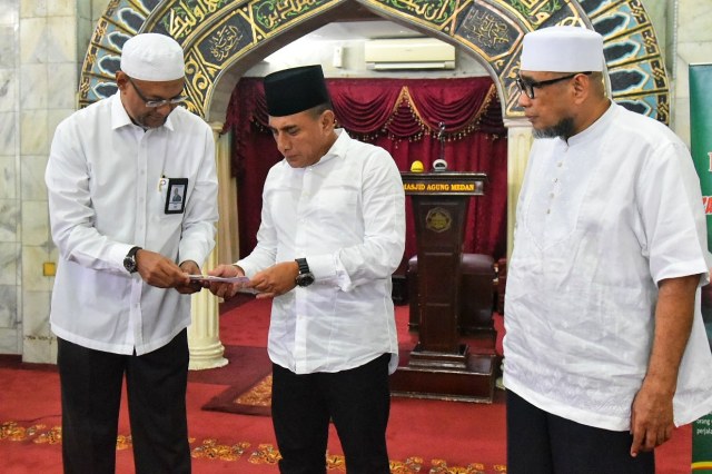 Gubernur Sumatera Utara (Sumut) Edy Rahmayadi yang juga Ketua Pembangunan Masjid Agung Medan menerima zakat dari karyawan Bank Sumut sebesar Rp500 juta untuk bantuan pembangunan Masjid Agung. Foto : Istimewa