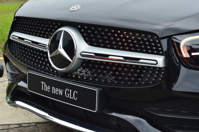 Tampilan grille depan Mercedes-Benz GLC 200 Facelift. Foto: Bagas Putra Riyadhana
