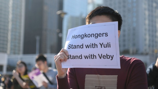 Massa berdemonstrasi mendukung Yuli Riswati, seorang buruh Imigran Indonesia dan jurnalis Indonesia yang dideportasi, di Hong Kong, 7 Desember 2019. Foto: REUTERS/Laurel Chor