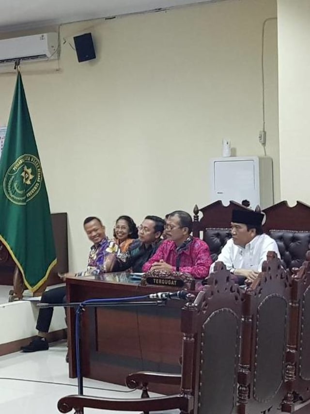 Sidang putusan gugatan Prof Suteki terhadap Rektor Undip Prof Yos Johan Utama di PTUN Semarang, Rabu (11/12). Foto: Afiati Tsalitsati/kumparan