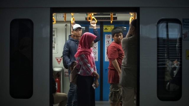 Beberapa pengguna Light Rail Transit di salah satu stasiun transit di Kota Palembang, Rabu, (11/12) Foto: arypriyanto/Urban Id